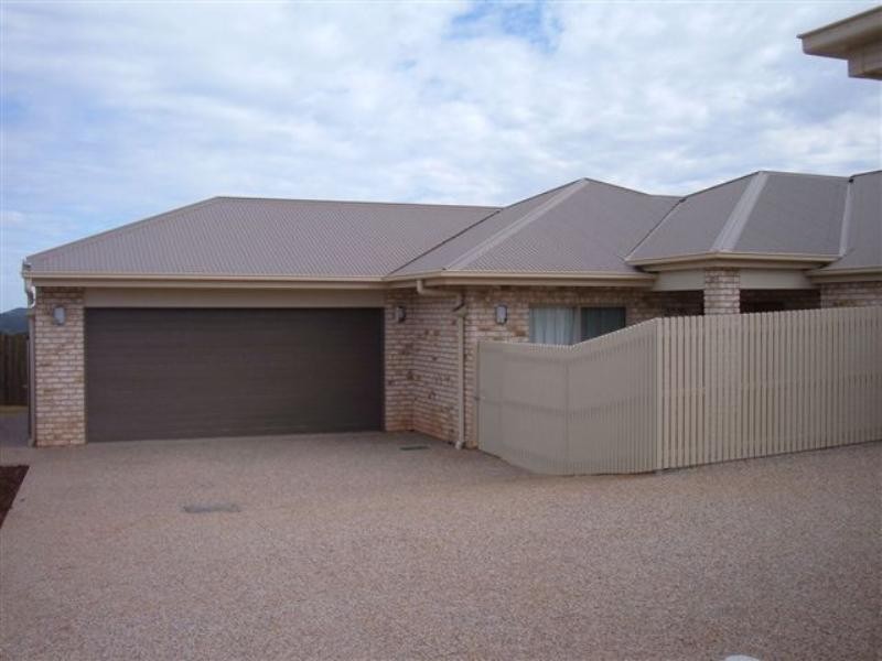 2/11 Highgrove Drive, Highfields QLD 4352