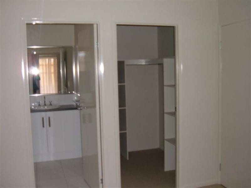 2/11 Highgrove Drive, Highfields QLD 4352