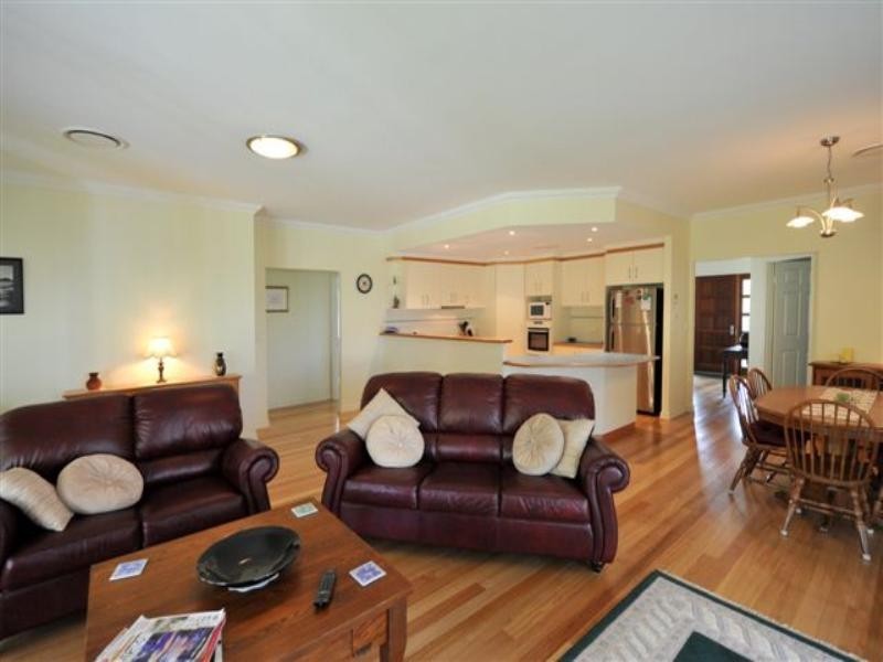 16 Traveston Court, Preston QLD 4352