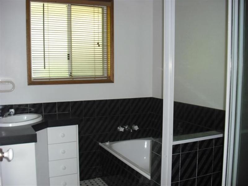 1/330 Spring Street, Kearneys Spring QLD 4350