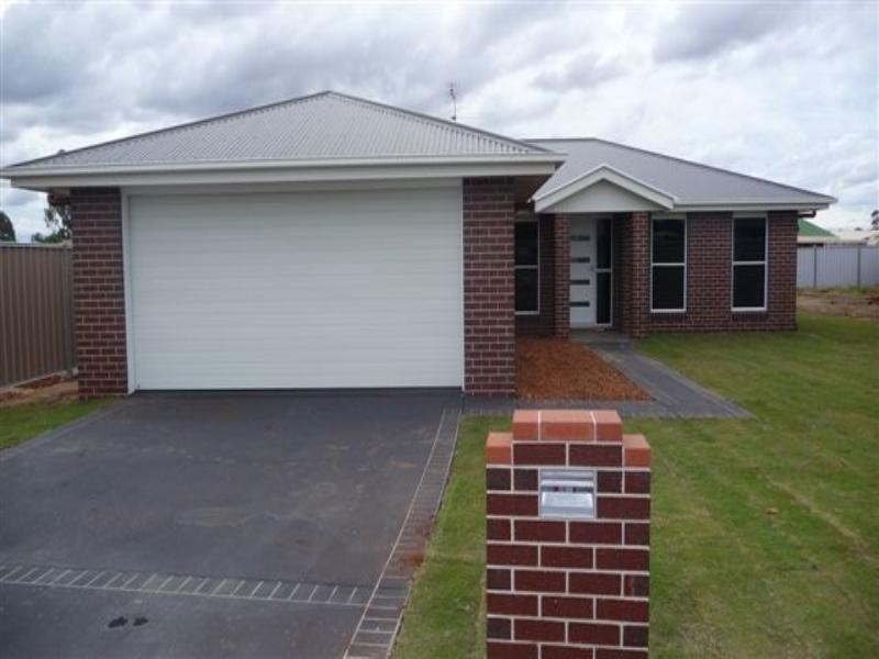 17 Murray Street, Oakey QLD 4401