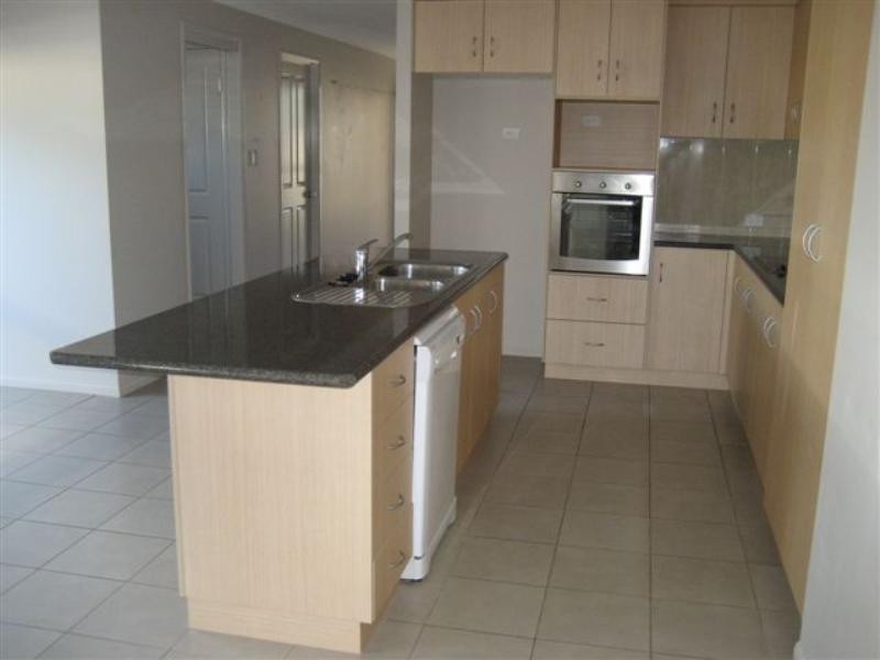 2/9A Gatfield Street, Newtown QLD 4350