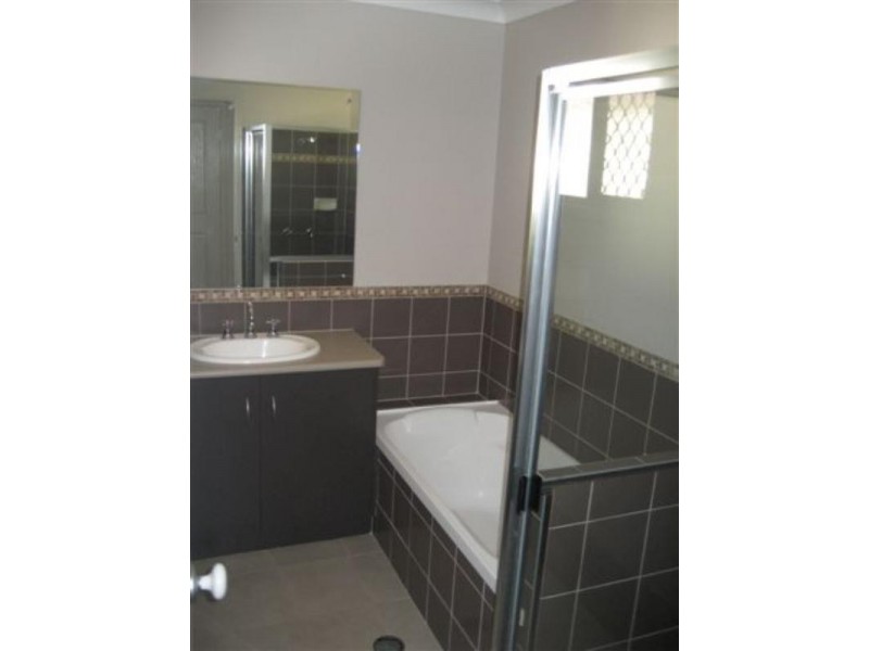 2/9A Gatfield Street, Newtown QLD 4350