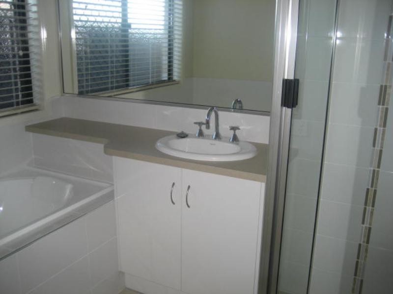 8 Kurrawa Cresent, Glenvale QLD 4350