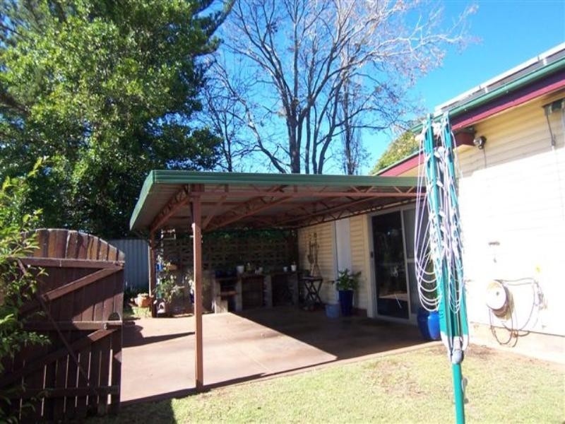 42 Stuart Street, Mount Lofty QLD 4350