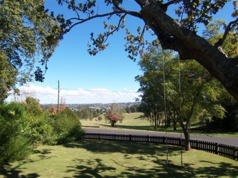 42 Stuart Street, Mount Lofty QLD 4350