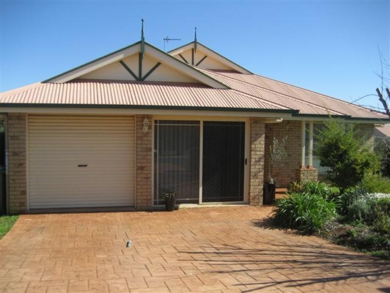 1 BEVERLEY Close, Middle Ridge QLD 4350