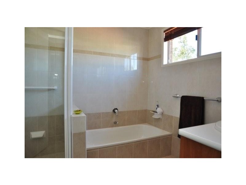 24 Bingara Street, Mount Lofty QLD 4350