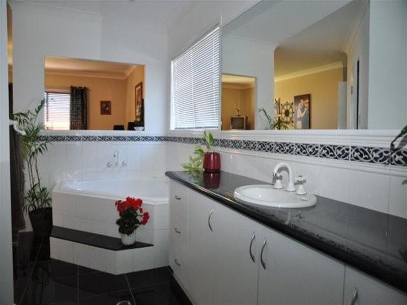 22 Barton Street, Middle Ridge QLD 4350