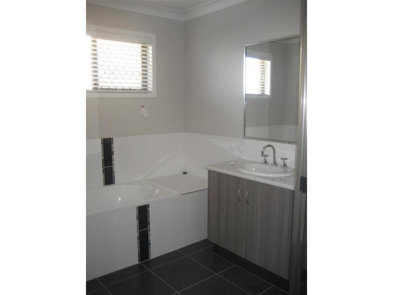 6 Kurrawa Cresent, Glenvale QLD 4350