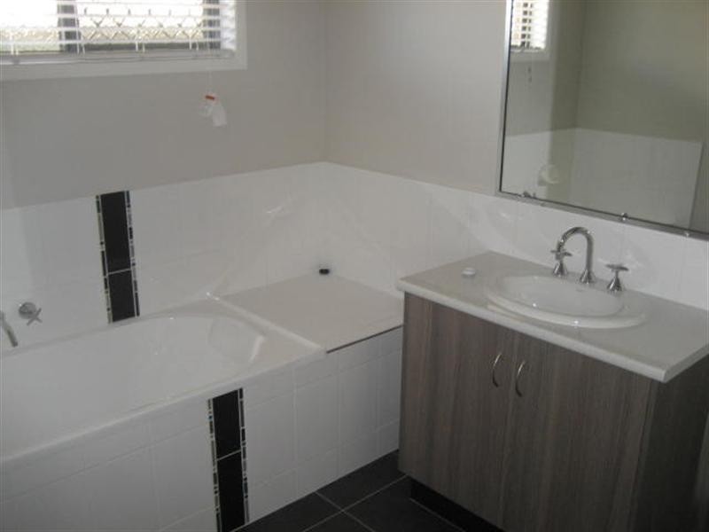 6 Kurrawa Cresent, Glenvale QLD 4350