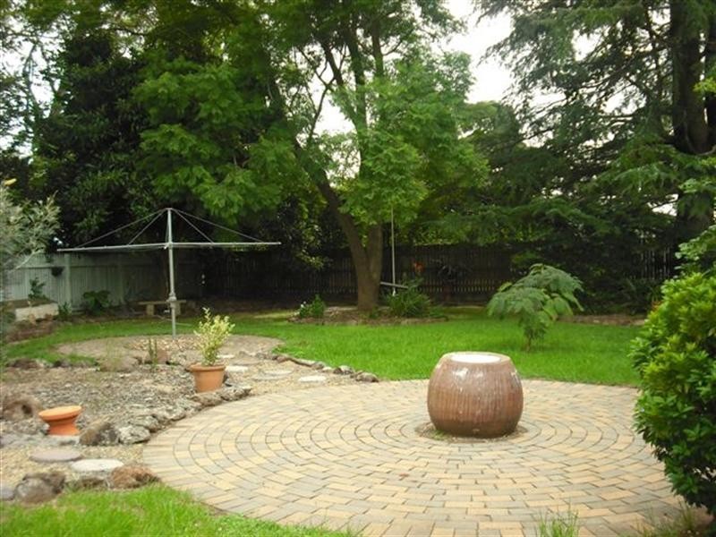 11 Simla Street, Mount Lofty QLD 4350