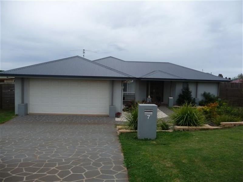 7 Campbell Drive, Highfields QLD 4352