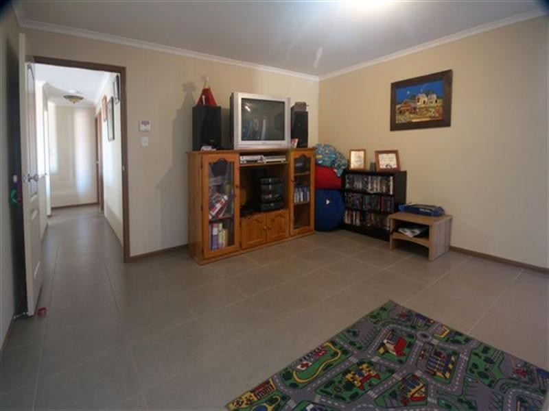 10 Marlowe Court, Westbrook QLD 4350