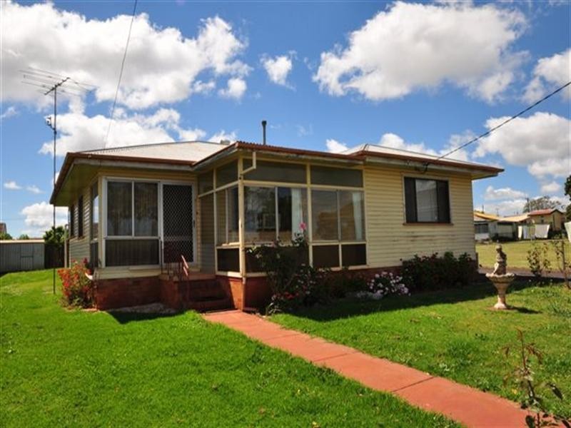 4 Walker Street, Harristown QLD 4350