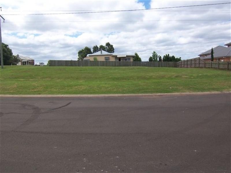 22 Mackenzie Street, Mount Lofty QLD 4350