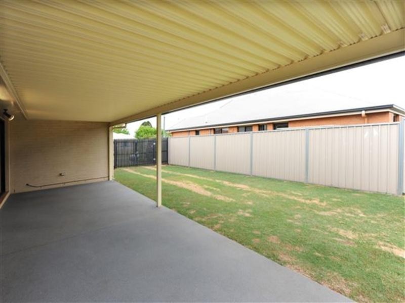 6 Pillar Street, Middle Ridge QLD 4350