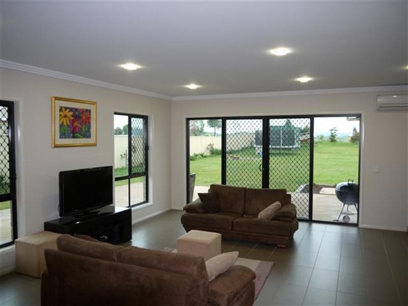 24 Wellington Street, Wyreema QLD 4352