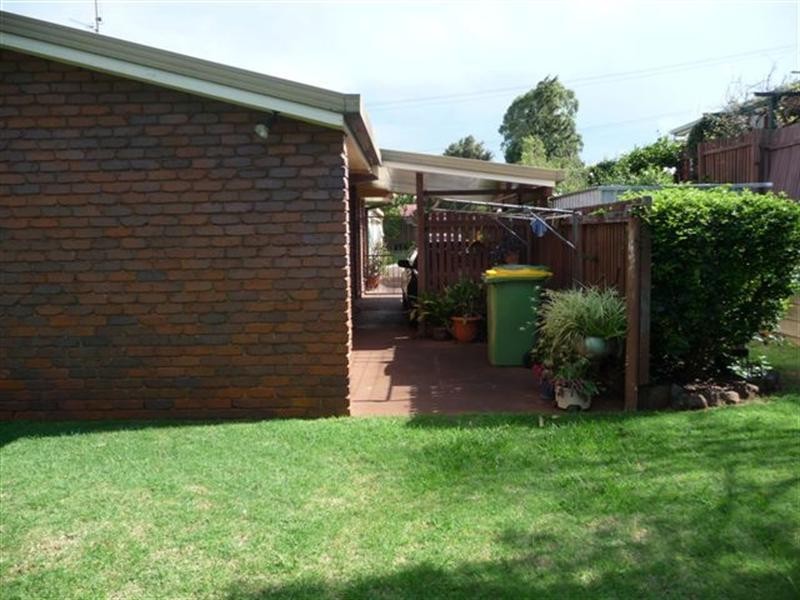 2/379 Stenner Street, Kearneys Spring QLD 4350