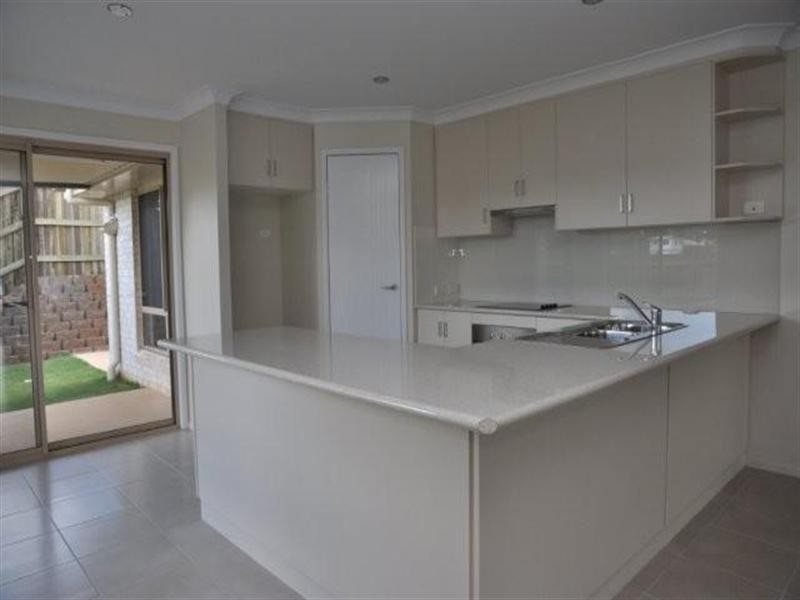2/13 Highcourt Drive, Wilsonton Heights QLD 4350