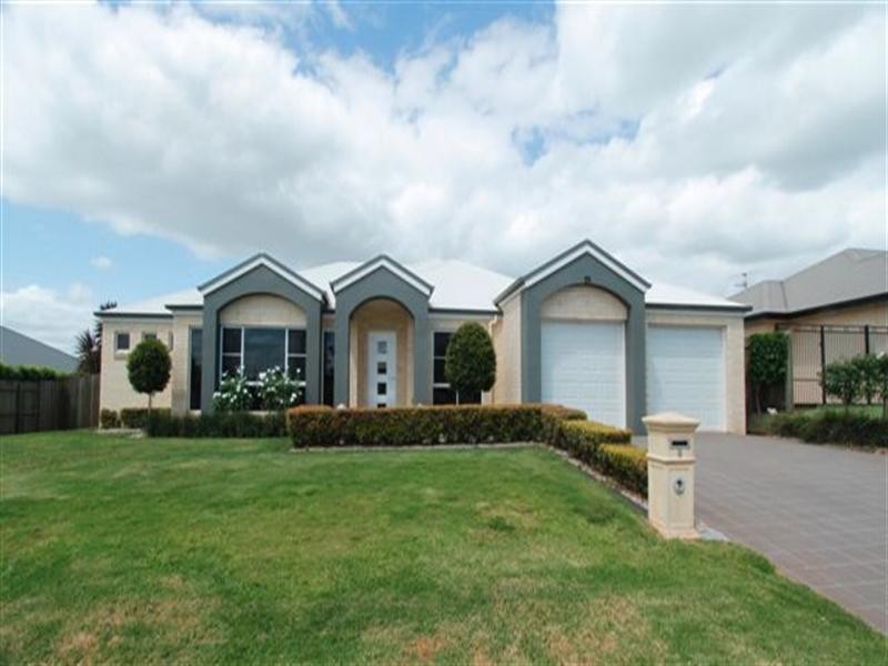 8 Nioka Drive, Highfields QLD 4352