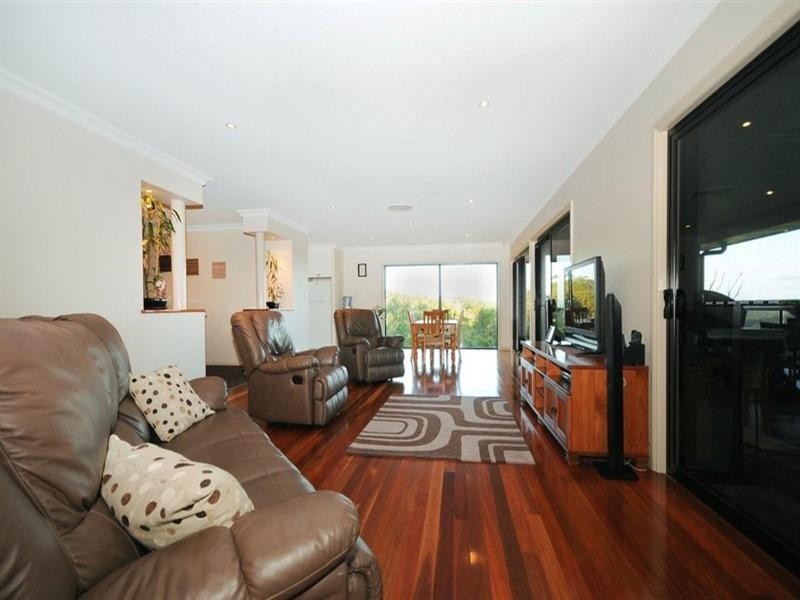 18 Trafalgar Street, Middle Ridge QLD 4350