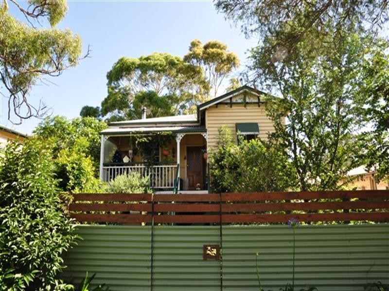 16 Albert Street, Newtown QLD 4350