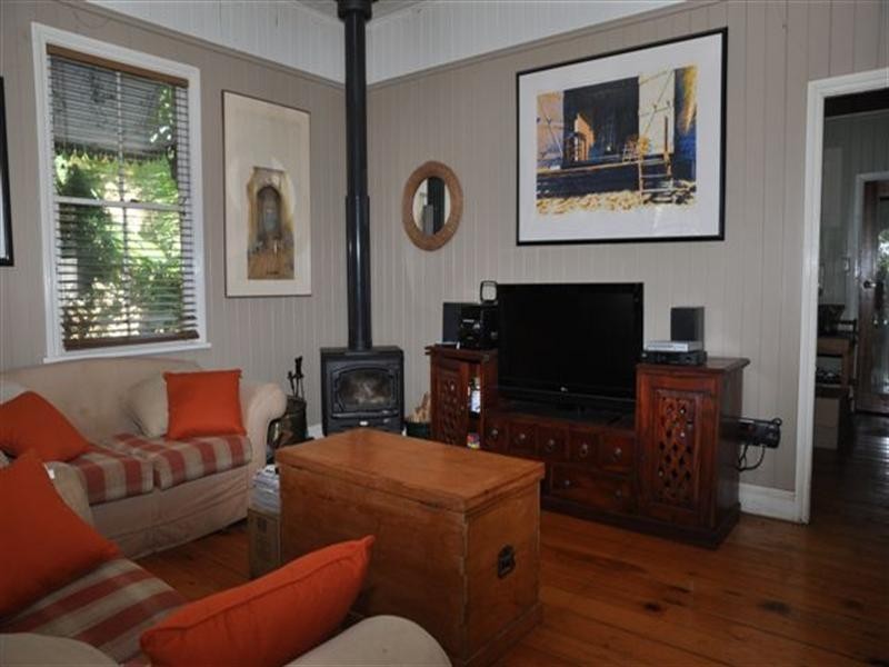 16 Albert Street, Newtown QLD 4350