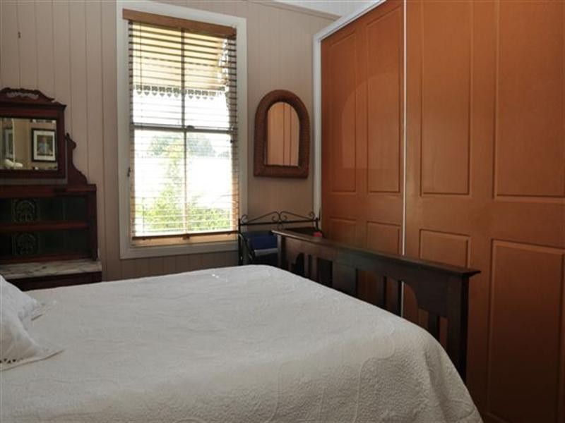 16 Albert Street, Newtown QLD 4350