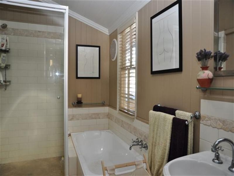 16 Albert Street, Newtown QLD 4350