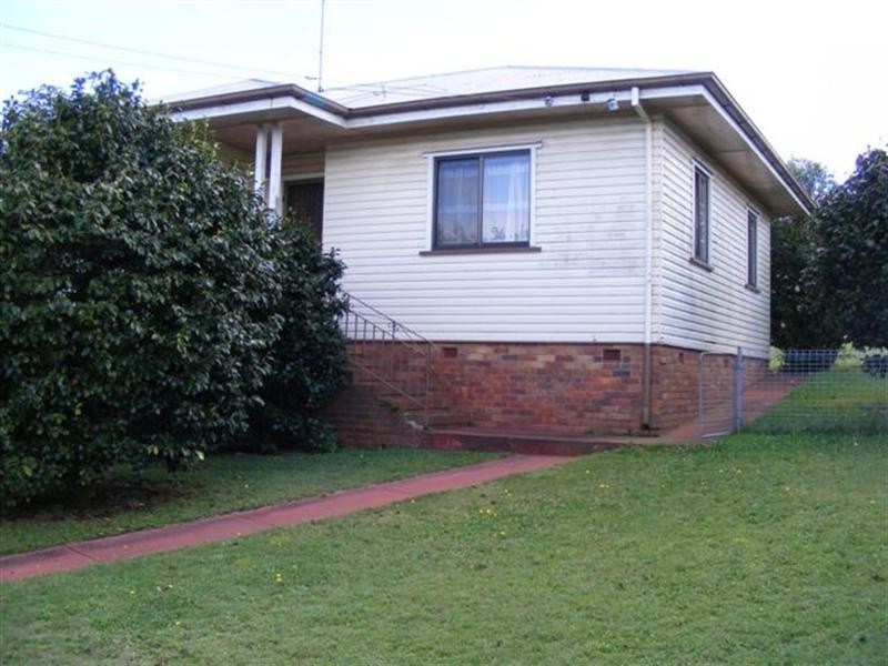 9 Sidney Street, Mount Lofty QLD 4350