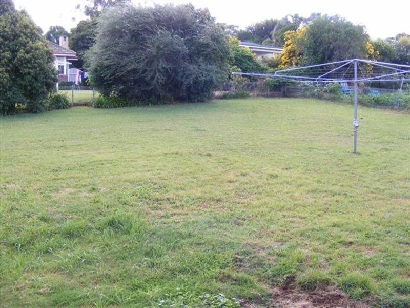 9 Sidney Street, Mount Lofty QLD 4350