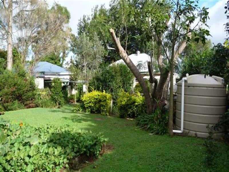 27 Geoffrey Street, Mount Lofty QLD 4350