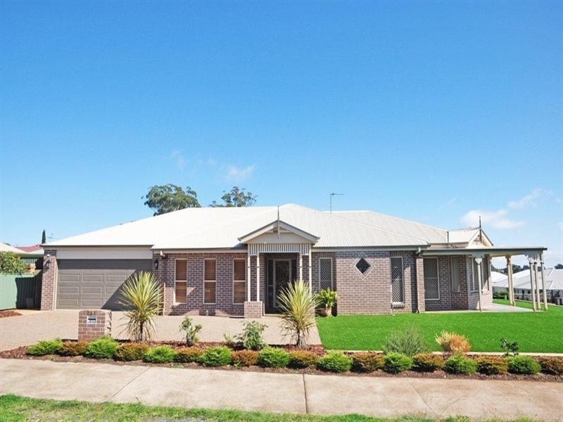 385 Mackenzie Street, Middle Ridge QLD 4350