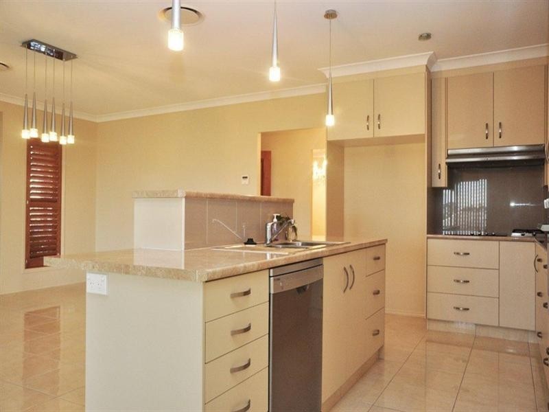 385 Mackenzie Street, Middle Ridge QLD 4350