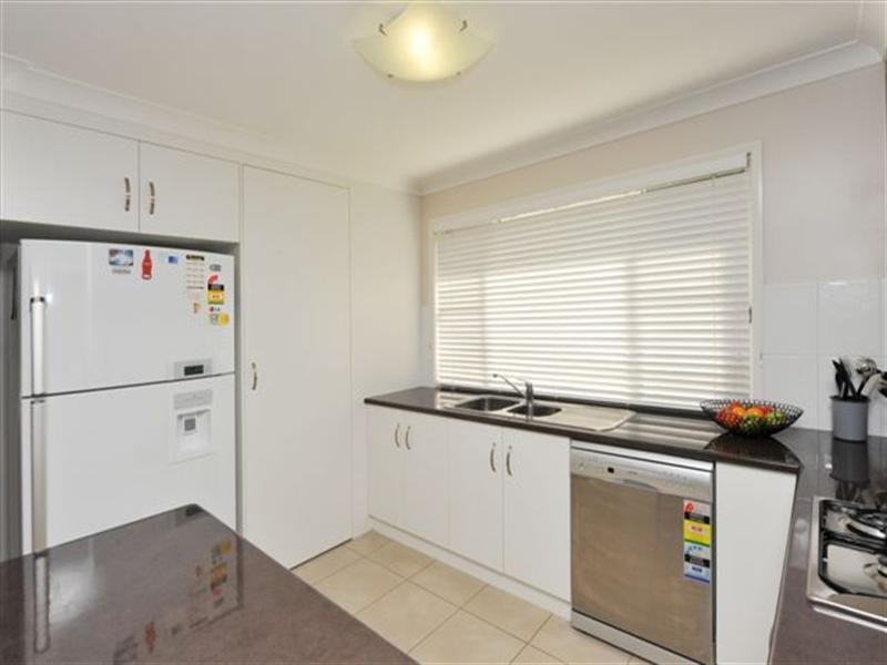 2/52B Llewellyn Street, Centenary Heights QLD 4350