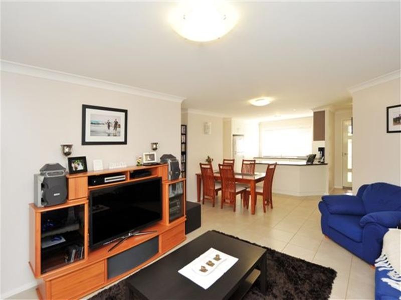 2/52B Llewellyn Street, Centenary Heights QLD 4350