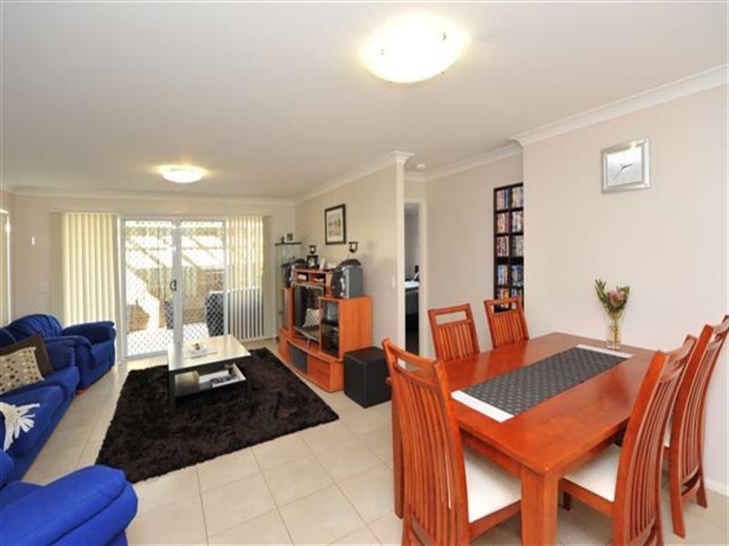 2/52B Llewellyn Street, Centenary Heights QLD 4350