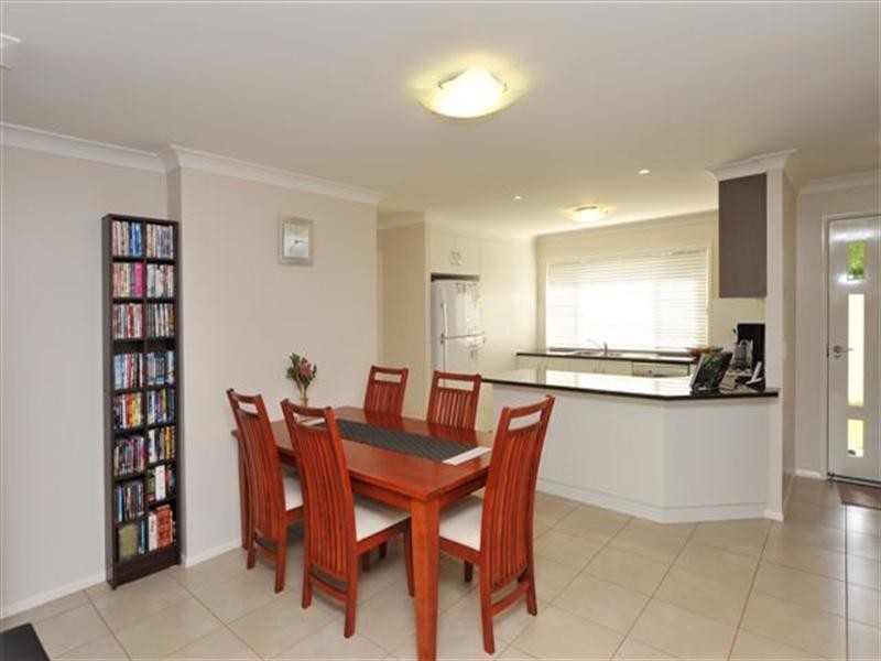 2/52B Llewellyn Street, Centenary Heights QLD 4350