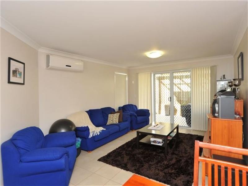 2/52B Llewellyn Street, Centenary Heights QLD 4350