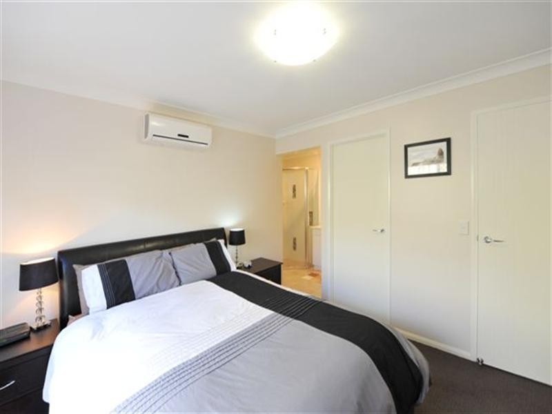 2/52B Llewellyn Street, Centenary Heights QLD 4350