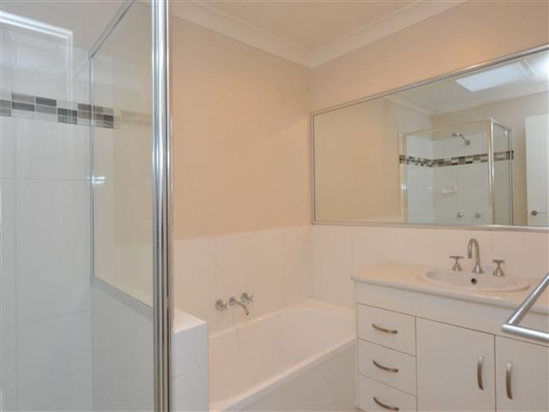 2/52B Llewellyn Street, Centenary Heights QLD 4350