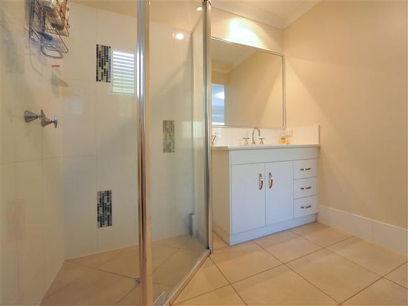 2/52B Llewellyn Street, Centenary Heights QLD 4350