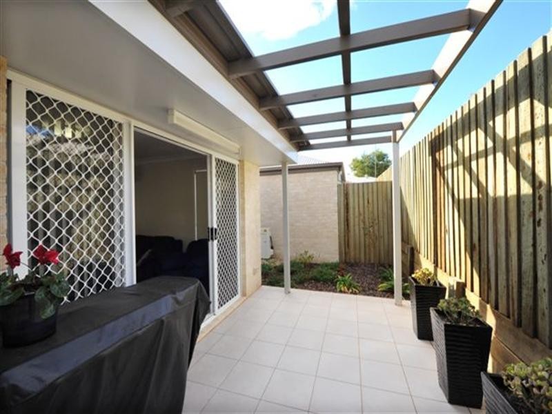 2/52B Llewellyn Street, Centenary Heights QLD 4350