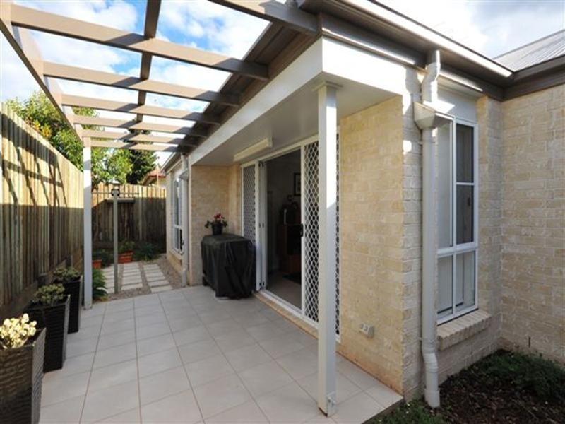 2/52B Llewellyn Street, Centenary Heights QLD 4350