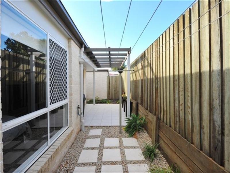 2/52B Llewellyn Street, Centenary Heights QLD 4350