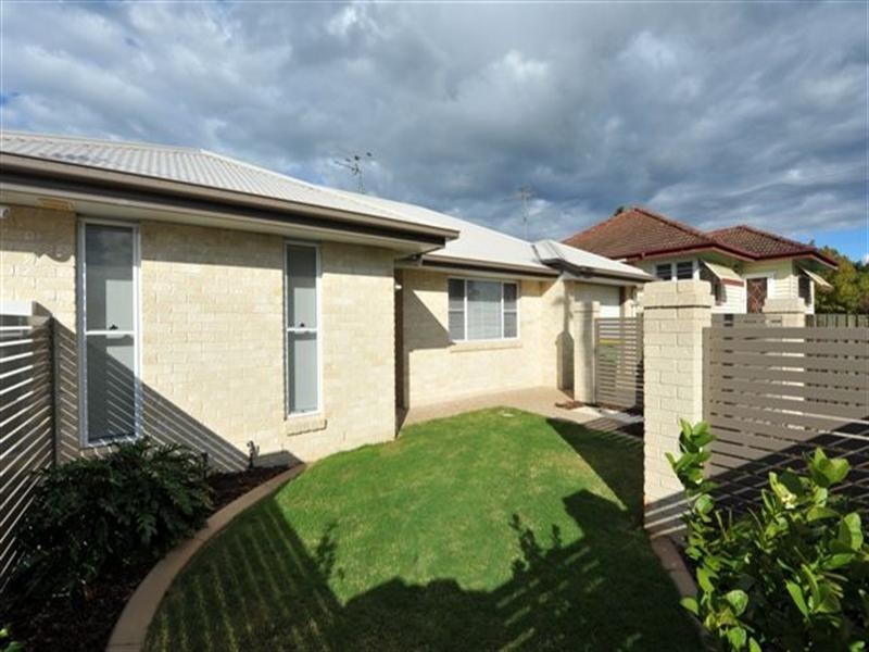 2/52B Llewellyn Street, Centenary Heights QLD 4350