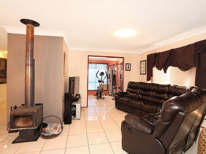 17 Cameron Street, Wyreema QLD 4352