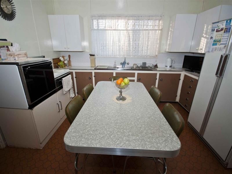 15 Burton Street, Harristown QLD 4350