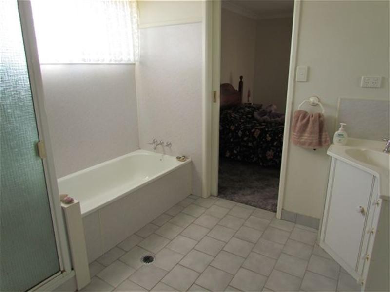 6 Gainsborough Drive, Glenvale QLD 4350